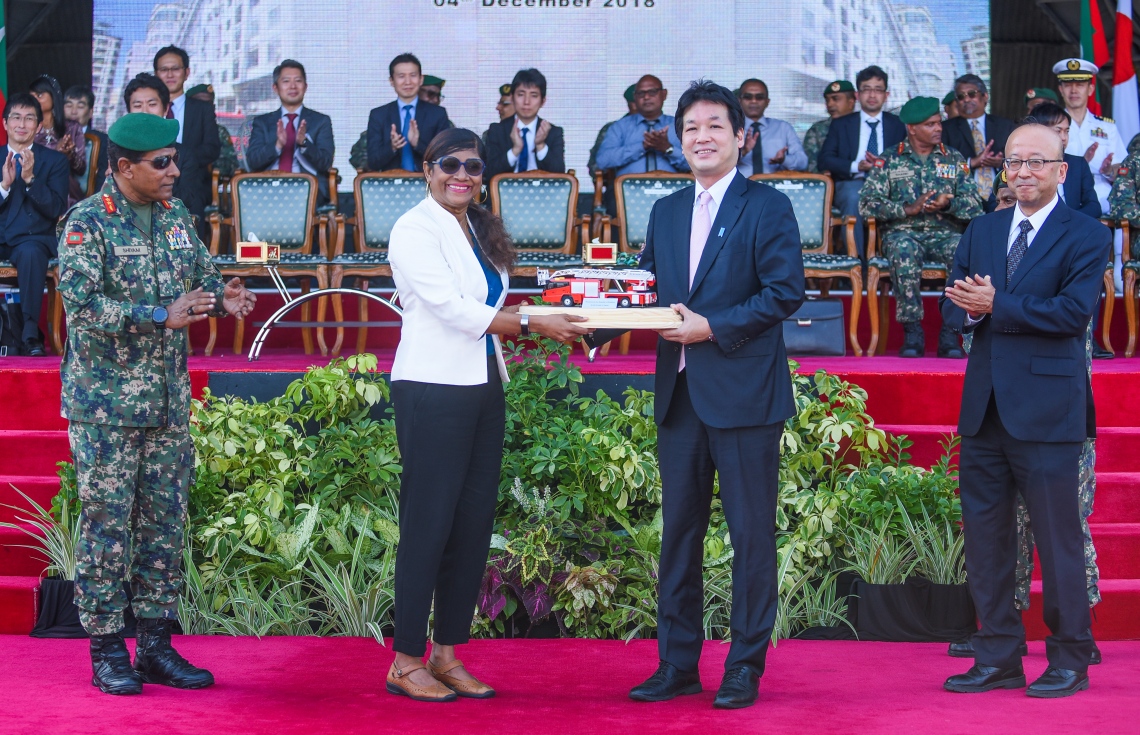 މާލެ: ޑިސެމްބަރު 4، 2018- ޖަޕާން ސަރުކާރުން ރާއްޖެއަށް ހަދިޔާކުރި އަލިފާން ނިއްވާ ސާމާނާ ދިވެހި ސަރުކާރުގެ ފަރާތުން، ޑިފެންސް މިނިސްޓަރު މާރިޔާ ހަވާލުވެވަޑައިގަންނަވަނީ.---ފޮޓޯ: އަހުމަދު ނިޝާތު/މިހާރު