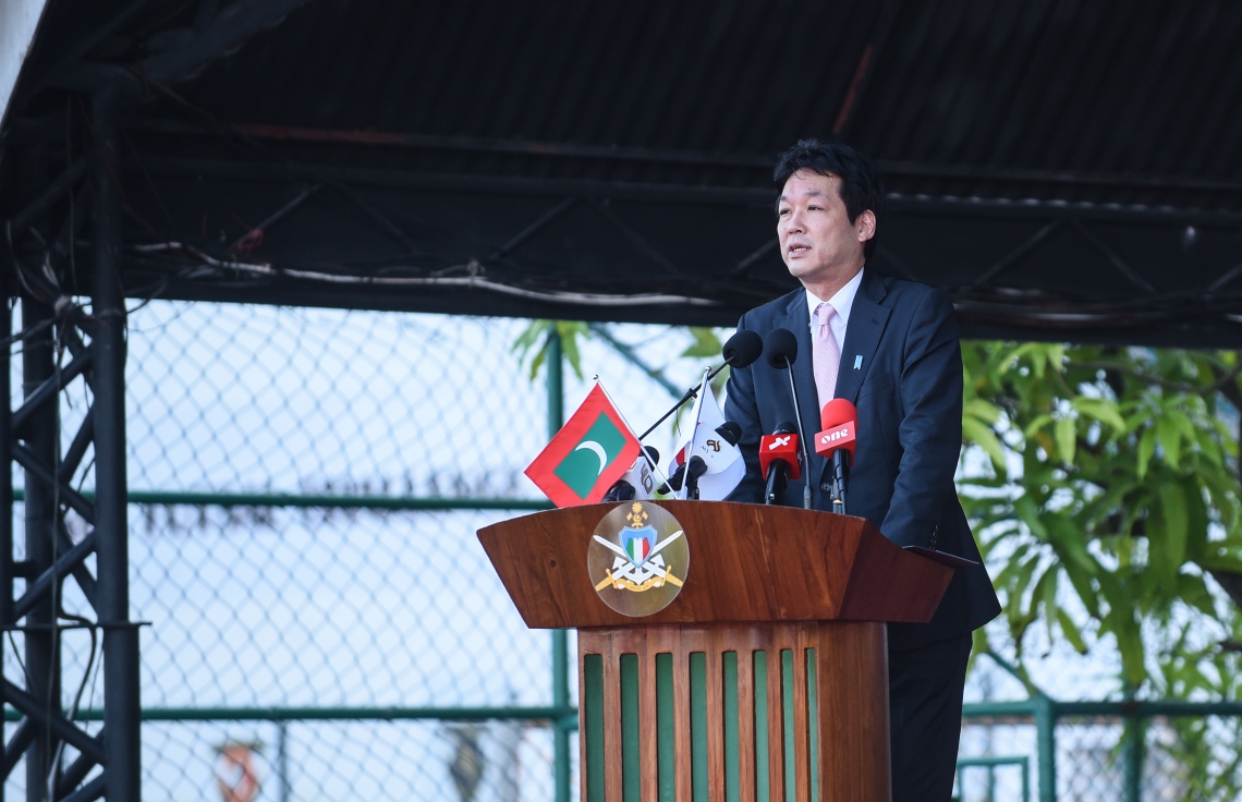 މާލެ: ޑިސެމްބަރު 4، 2018- ޖަޕާނުން ރާއްޖެ އަށް އަލިފާން ނިއްވާ ސާމާނު ހަދިޔާ ކުރުމަށް ބޭއްވި ރަސްމިއްޔާތުގައި، ޖަޕާނުގެ ބޮޑުވަޒީރުގެ އެޑްވައިޒަރު ކެންޓާރޯ ސޮނޮއުރާ ވާހަކަ ދައްކަވަނީ.---ފޮޓޯ: އަހުމަދު ނިޝާތު/މިހާރު