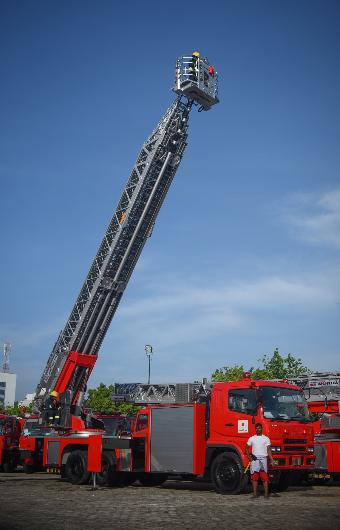 މާލެ: ޑިސެމްބަރު 4، 2018- ޖަޕާން ސަރުކާރުން ރާއްޖެއަށް ހަދިޔާކުރި، އަލިފާން ނިއްވުމަށް ގެންގުޅޭ ބައެއް ވެހިކަލްތައް: އެ ގައުމުގެ ސަރުކާރުން މިއަދު ވަނީ އަލިފާން ނިއްވުމަށް ގެންގުޅޭނެ 13 ވެހިކަލެއް ރާއްޖެއަށް ހަދިޔާ ކޮށްފައި.---ފޮޓޯ: އަހުމަދު ނިޝާތު/މިހާރު