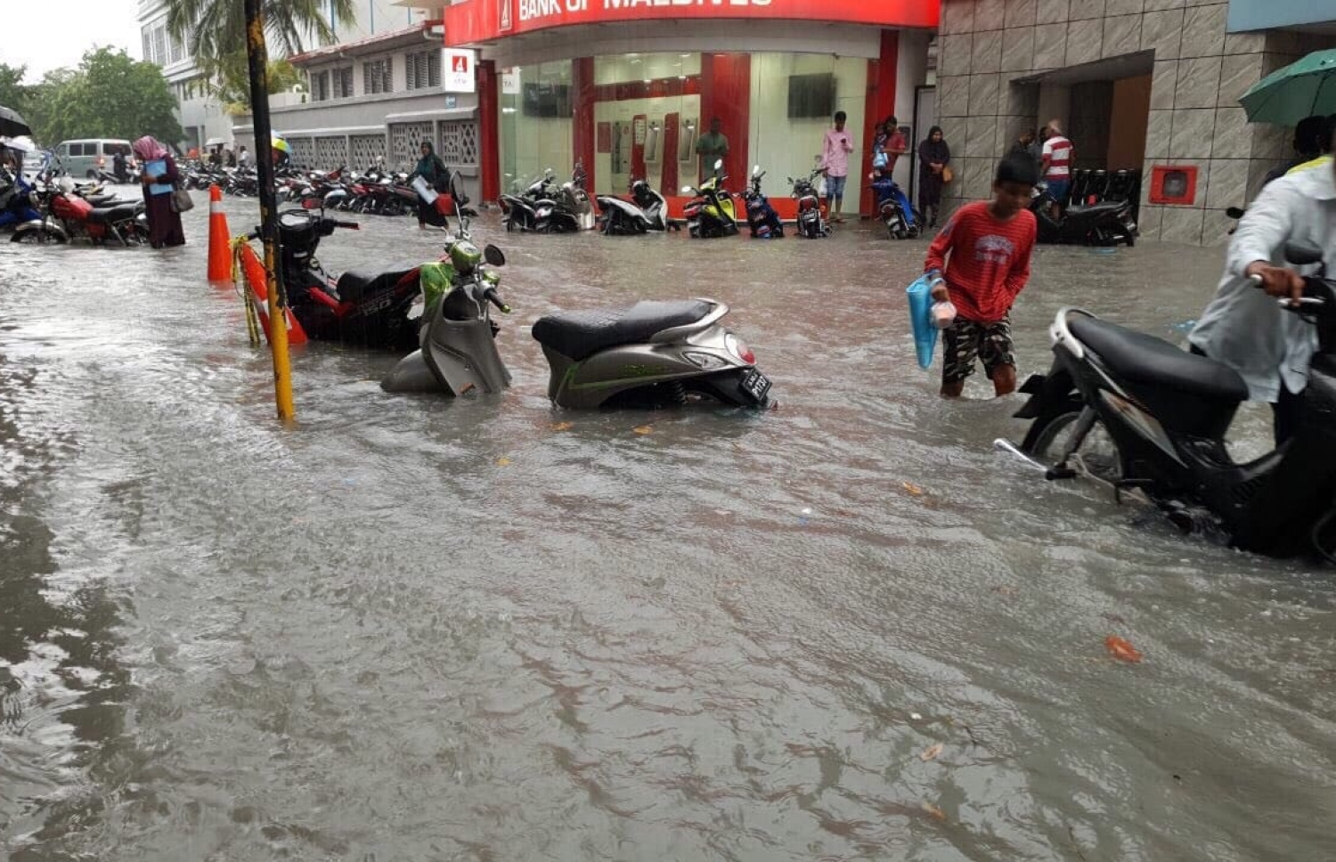 އައިޖީއެމްއެޗް ސަރަހައްދުގައި ފެންބޮޑުވެފައި: ވެރިރަށް ވެސް ބައެއް ފަހަރަށް ހީވަނީ ފެނު އަޑީގައި އޮންނަހެން -