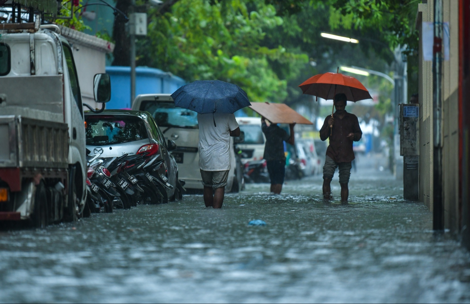 މާލެއަށް ބޯކޮށް ވާރޭ ވެހި ފެންބޮޑުވެފައި ވަނިކޮށް ބަޔަކު ހިނގާފައި ދަނީ-- މިހާރު ފޮޓޯ