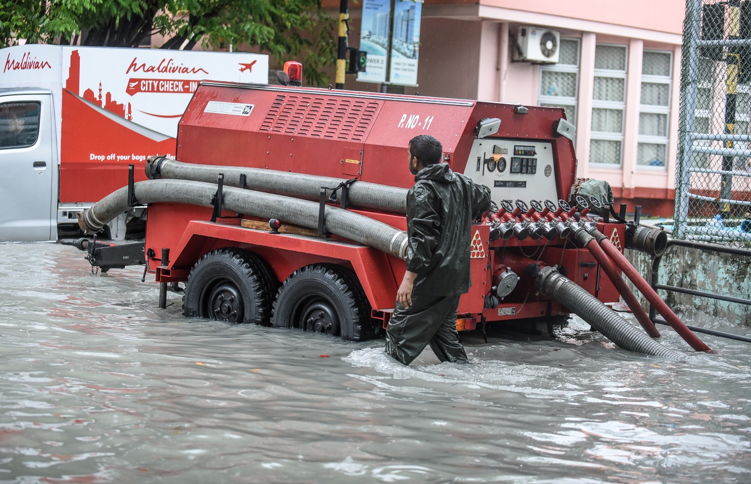 މާލޭގެ މަގުތަކުން ފެން ހިންދުމުގެ މަސައްކަތް އެމްއެންޑީއެފް އިން ކުރަނީ -- ފޮޓޯ: އަހްމަދު ނިޝާތު/މިހާރު