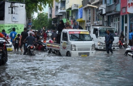 Vehicles driving along on a flooded street in Male' on November 5. PHOTO: AHMED NISHAATH/MIHAARU