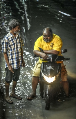 Two people having a conversation on a flooded street in Male' on November 5. PHOTO: NISHAN ALI/MIHAARU
