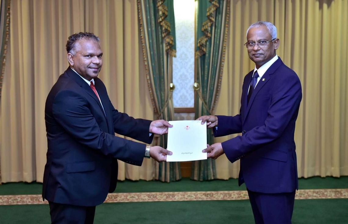 މާލެ: ޑިސެމްބަރު 6، 2018- ހޯމް މިނިސްޓްރީގެ ސްޓޭޓް މިނިސްޓަރުކަމުގެ މަގާމުގެ ފަތްކޮޅު ގ. ޗާންދަނީމާގެ ހަސަން ޝުޖާއު (ޗާނދަނީ ޝުޖާއު) އަށް، ރައީސް އިބްރާހިމް މުހައްމަދު ސޯލިހް މިއަދު ދެއްވަނީ.---ފޮޓޯ: ރައީސް އޮފީސް