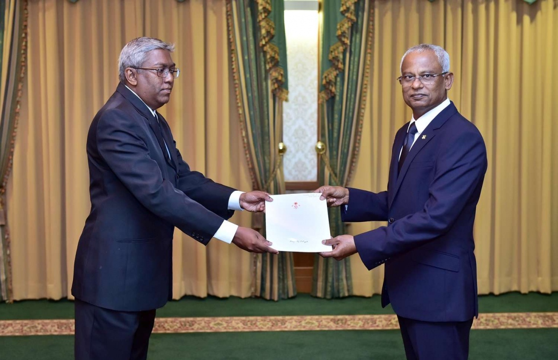 މާލެ: ޑިސެމްބަރު 6، 2018- ފިނޭންސް މިނިސްޓްރީގެ ސްޓޭޓް މިނިސްޓަރުކަމުގެ މަގާމުގެ ފަތްކޮޅު މއ. ފްލޯރިފާ އިސްމާއިލް އަލިމަނިކަށް، ރައީސް އިބްރާހިމް މުހައްމަދު ސޯލިހް މިއަދު ދެއްވަނީ.---ފޮޓޯ: ރައީސް އޮފީސް