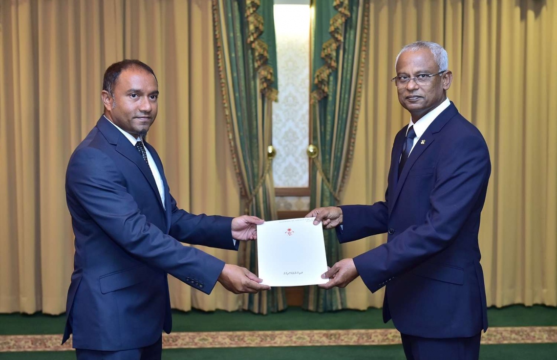 މާލެ: ޑިސެމްބަރު 6، 2018- އިންފްރާސްޓްރަކްޗާ މިނިސްޓްރީގެ ސްޓޭޓް މިނިސްޓަރުކަމުގެ މަގާމުގެ ފަތްކޮޅު ހ. ކީރަންމާގޭ މުހައްމަދު އަލީ އަށް، ރައީސް އިބްރާހިމް މުހައްމަދު ސޯލިހް މިއަދު ދެއްވަނީ.---ފޮޓޯ: ރައީސް އޮފީސް