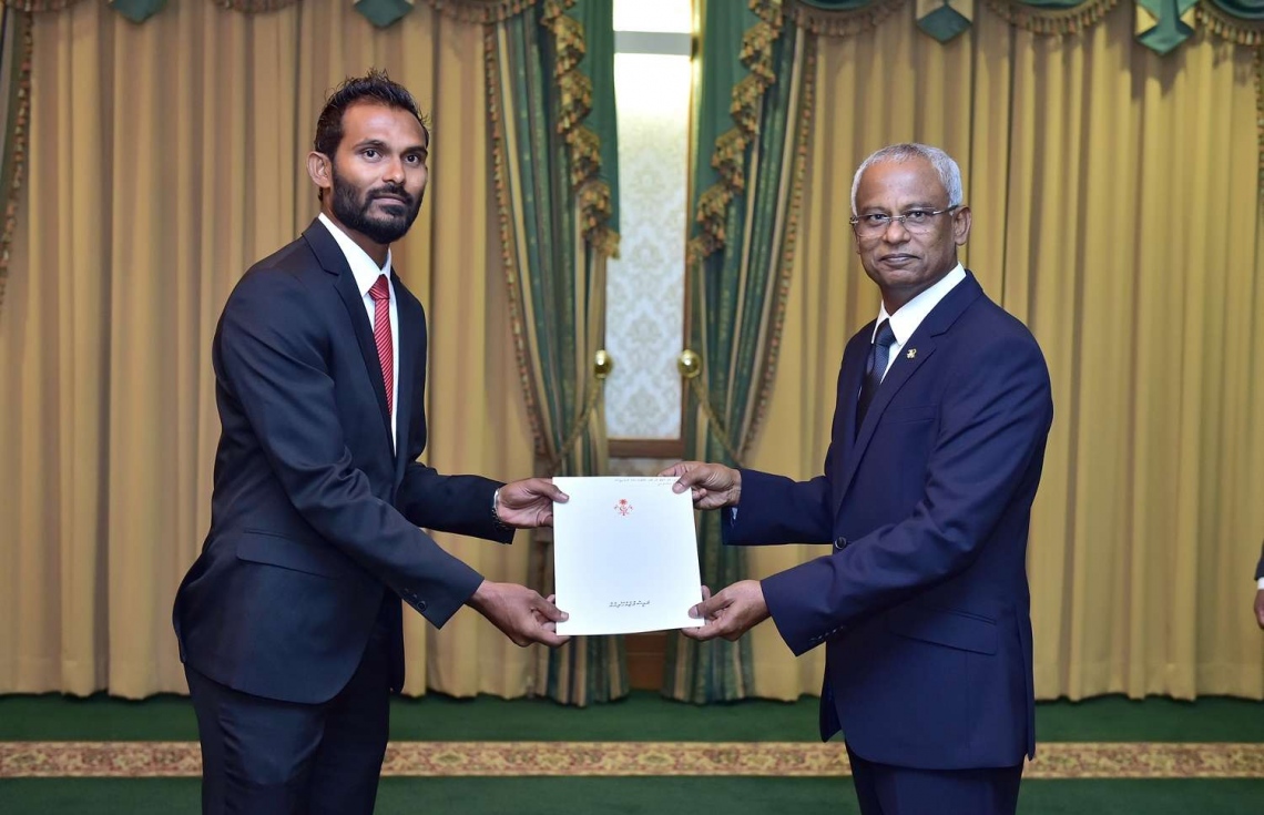 މާލެ: ޑިސެމްބަރު 6، 2018- ޔޫތު މިނިސްޓްރީގެ ސްޓޭޓް މިނިސްޓަރުގެ މަގާމުގެ ފަތްކޮޅު މ. ފަޅުމަތީގޭ އަސްއަދު އަލީ އަށް، ރައީސް އިބްރާހިމް މުހައްމަދު ސޯލިހް މިއަދު ދެއްވަނީ.---ފޮޓޯ: ރައީސް އޮފީސް