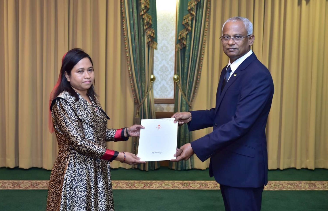 މާލެ: ޑިސެމްބަރު 6، 2018- ޖެންޑާ މިނިސްޓްރީގެ ސްޓޭޓް މިނިސްޓަރުގެ މަގާމުގެ ފަތްކޮޅު ގ. އޯޑެންސް ފަޒްނާ ޝާކިރަށް، ރައީސް އިބްރާހިމް މުހައްމަދު ސޯލިހް ދެއްވަނީ.---ފޮޓޯ: ރައީސް އޮފީސް