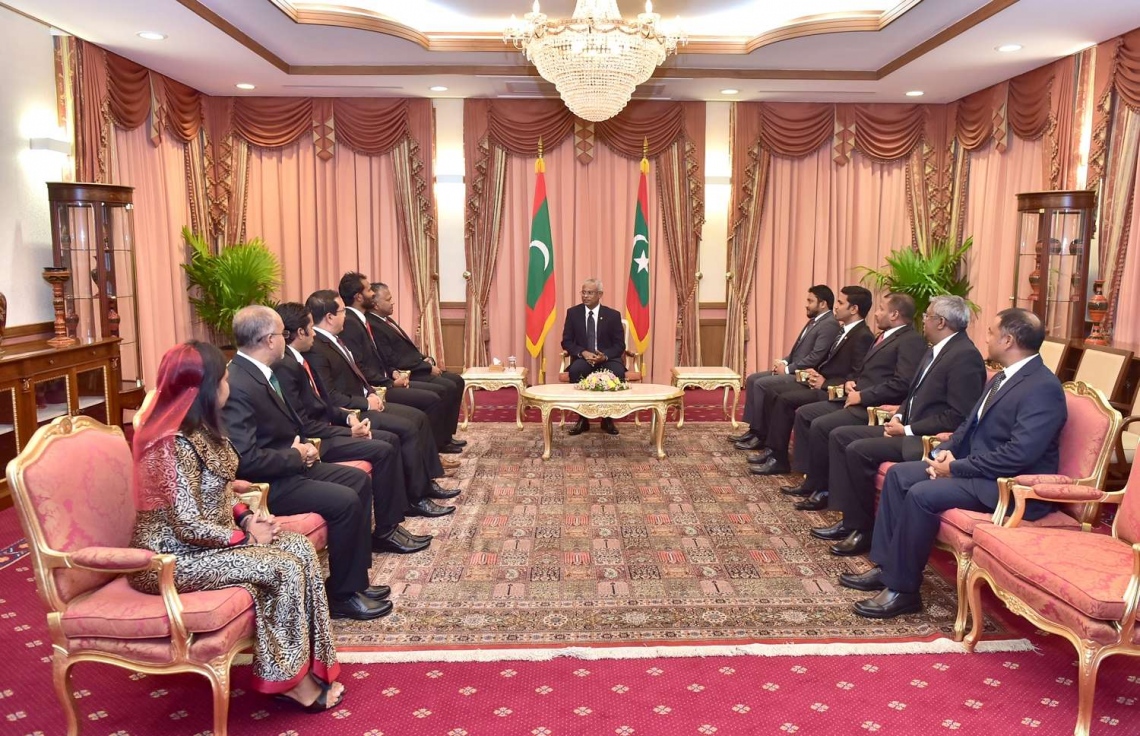 މާލެ: ޑިސެމްބަރު 6، 2018- ރައީސް އިބްރާހިމް މުހައްމަދު ސޯލިހްގެ ސަރުކާރުގެ ބައެއް މިނިސްޓްރީތަކަށް އިތުރު ނުވަ ސްޓޭޓް މިނިސްޓަރަކު މިއަދު އައްޔަން ކުރެއްވުމަށް ފަހު، އެބޭފުޅުންނާ އެމަނިކުފާނު ބައްދަލުކުރައްވަނީ: މި ނުވަ ސްޓޭޓް މިނިސްޓަރުންނާ އެކު، އެ މަގާމުތަކަށް މިހާތަނަށް އައްޔަން ކުރެއްވި ބޭފުޅުންގެ އަދަދަކީ 29. މީގެ އިތުރުން ސްޓޭޓް މިނިސްޓަރުގެ ފެންވަރުގައި ފަސް ބޭފުޅަކު ރައީސް އޮފީހުގައި ތިއްބަވާ.---ފޮޓޯތައް: ރައީސް އޮފީސް