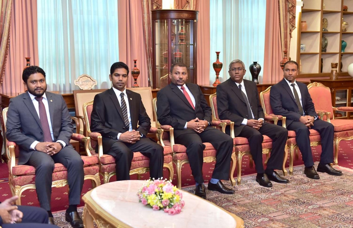 މާލެ: ޑިސެމްބަރު 6، 2018- ރައީސް އިބްރާހިމް މުހައްމަދު ސޯލިހްގެ ސަރުކާރުގެ ބައެއް މިނިސްޓްރީތަކަށް މިއަދު އައްޔަން ކުރެއްވި ނުވަ ސްޓޭޓް މިނިސްޓަރުންގެ ތެރެއިން (ކ-ވ) އިންފްރާސްޓްރަކްޗަ މިނިސްޓްރީގެ ސްޓޭޓް މިނިސްޓަރު މުހައްމަދު އަލީ، ފިނޭންސް މިނިސްޓްރީގެ ސްޓޭޓް މިނިސްޓަރު އިސްމާއިލް އަލިމަނިކު، އެޑިއުކޭޝަން މިނިސްޓްރީގެ ސްޓޭޓް މިނިސްޓަރު އަހުމަދު ރިޔާޒް: މިހާތަނަށް މި ސަރުކާރުގެ ސްޓޭޓް މިނިސްޓަރުންނަށް އައްޔަން ކުރެއްވި ބޭފުޅުންގެ އަދަދަކީ 29. މީގެ އިތުރުން ސްޓޭޓް މިނިސްޓަރުގެ ފެންވަރުގައި ފަސް ބޭފުޅަކު ރައީސް އޮފީހުގައި ތިއްބަވާ.---ފޮޓޯތައް: ރައީސް އޮފީސް