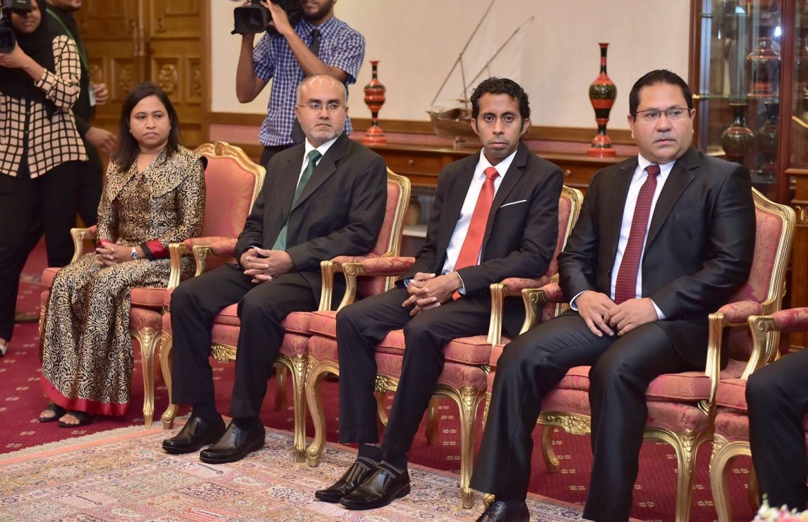 މާލެ: ޑިސެމްބަރު 6، 2018- ރައީސް އިބްރާހިމް މުހައްމަދު ސޯލިހްގެ ސަރުކާރުގެ ބައެއް މިނިސްޓްރީތަކަށް މިއަދު އައްޔަން ކުރެއްވި ނުވަ ސްޓޭޓް މިނިސްޓަރުންގެ ތެރެއިން (ކ-ވ) ފިޝަރީޒް މިނިސްޓްރީގެ ސްޓޭޓް މިނިސްޓަރު މުހައްމަދު އަހުމަދު، ސައިންސް އެންޑް ޓެކްނޮލޮޖީ މިނިސްޓްރީގެ ސްޓޭޓް މިނިސްޓަރު އަލީ ސޯލިހް، ހައުސިން މިނިސްޓްރީގެ ސްޓޭޓް މިނިސްޓަރު އަހުމަދު ނަޝީދު އަދި ޖެންޑާ މިނިސްޓްރީގެ ސްޓޭޓް މިނިސްޓަރު: މި ނުވަ ސްޓޭޓް މިނިސްޓަރުންނާ އެކު، އެ މަގާމުތަކަށް މިހާތަނަށް އައްޔަން ކުރެއްވި ބޭފުޅުންގެ އަދަދަކީ 29. މީގެ އިތުރުން ސްޓޭޓް މިނިސްޓަރުގެ ފެންވަރުގައި ފަސް ބޭފުޅަކު ރައީސް އޮފީހުގައި ތިއްބަވާ.---ފޮޓޯތައް: ރައީސް އޮފީސް