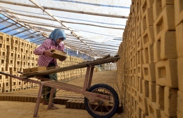 This photo taken on December 5, 2018 shows Myanmar woman working in a brick factory in Naypyidaw. (Photo by Thet AUNG / AFP)