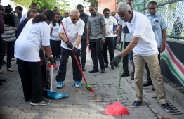 President Ibrahim Mohamed Solih alongside former President Maumoon Abdul Gayoom and Male' city Mayor Shifa Mohamed during the clean-up. PHOTO: AHMED NISHAATH/MIHAARU
