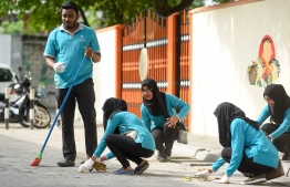 Maldives Inland Revenue Authority (MIRA)'s team during the nationwide clean-up. PHOTO: AHMED NISHAATH/MIHAARU