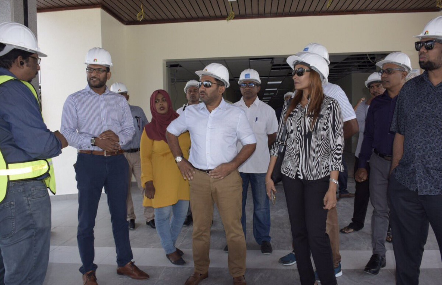 ހެލްތު މިނިސްޓަރު އަމީން، އައްޑޫގައި ހަދަމުން އަންނަ ހޮސްޕިޓަލްގެ މައުލޫމާތު ހޯއްދަވަނީ. --- ފޮޓޯ: ހެލްތު މިނިސްޓްރީ