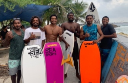 Minister Mahloof (Second Left) poses with from left to right; Ali Javed (Jatte), Ali Khushruwan (Kuda Ayya), Hussein Areef (Iboo) and on the far right, Mohamed Shifaz (Thuthu).