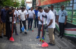 President Ibrahim Mohamed Solih participates the nationwide clean-up program held on Saturday. PHOTO: AHMED NISHAATH/MIHAARU