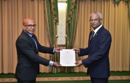President Ibrahim Mohamed Solih (R) hands over credentials to Ahmed Sameer on the latter's appointment as Minister of the President's Office. PHOTO: PRESIDENT'S OFFICE