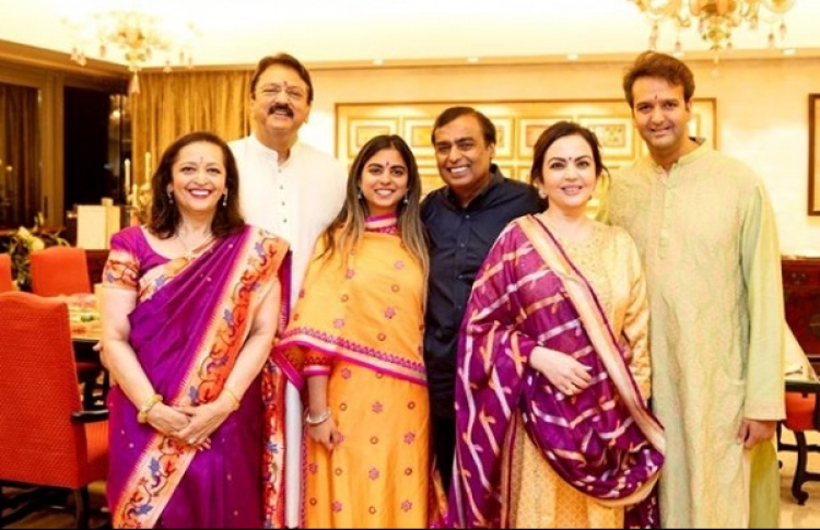 ދެ މަހުޖަނުންގެ ދަރިންގެ ކައިވެނި ބޮޑު އީދަކަށް