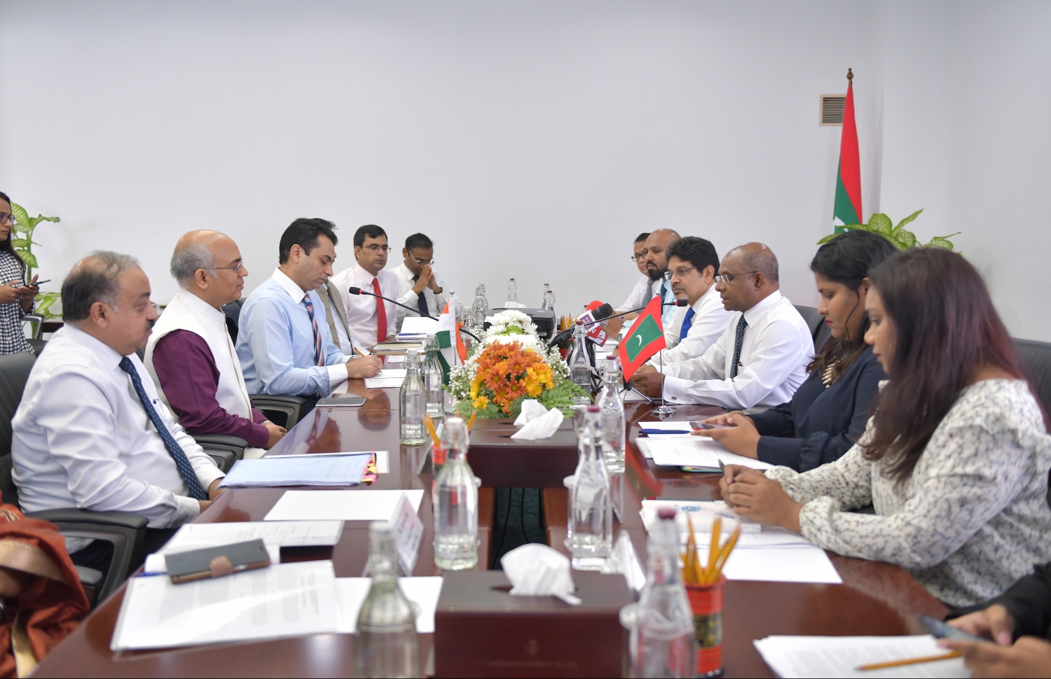 ދިވެހި ސަރުކާރާއި އިންޑިއާގެ ސަރުކާރުގެ ބައެއް އިސް އޮފިޝަލުންނާ އެކު މިދިޔަ ހަފުތާގައި ބޭއްވި ބައްދަލުވުމުގެ ތެރެއިން.---ފޮޓޯ: ފޮރިން މިނިސްޓްރީ