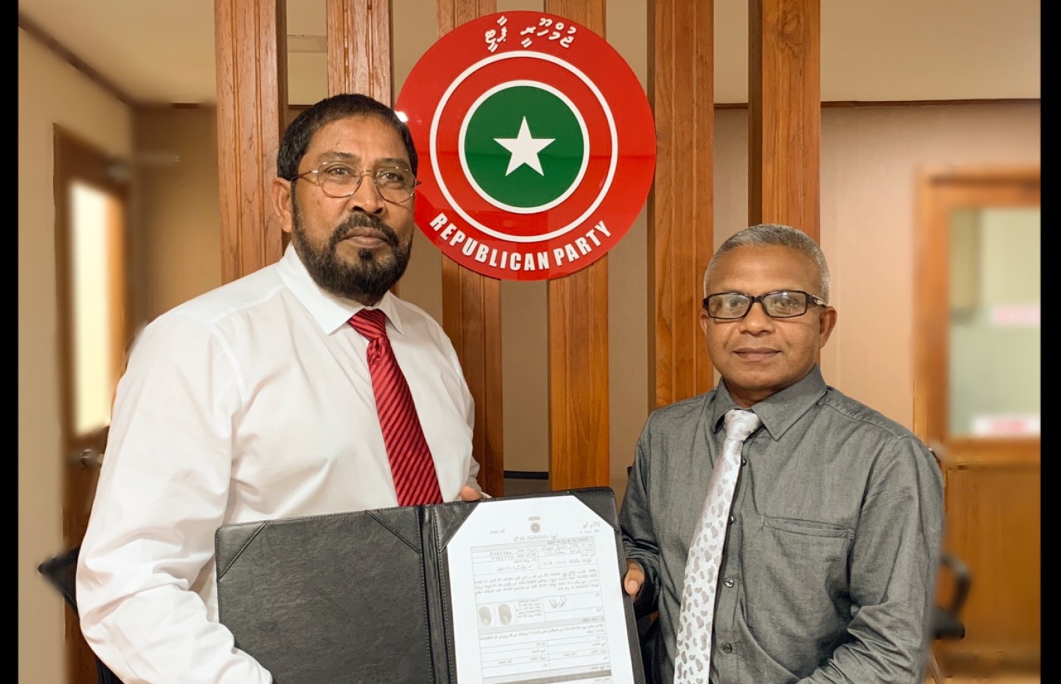 މީޑިއާ ކައުންސިލްގެ ކުރީގެ ނައިބު ރައީސް ޝަރީފް ޖޭޕީއަށް މިއަދު ސޮއިކުރައްވައި އޭނާގެ ފޯމު، އެ ޕާޓީގެ ލީޑަރު ގާސިމާ ހަވާލުކުރައްވަނީ.---ފޮޓޯ: ޖޭޕީ