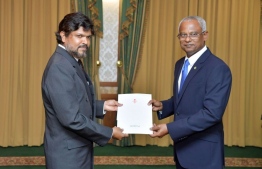 President Ibrahim Mohamed Solih (R) hands over credentials to Ahmed Noomaan upon the latter's appointment as Commissioner General of Maldives Customs Service on Tuesday. PHOTO: PRESIDENT'S OFFICE