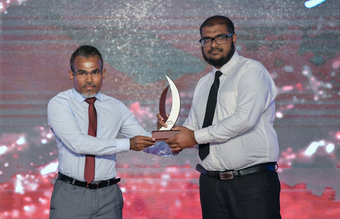 މާލެ: ޑިސެމްބަރު 5، 2018: ރާއްޖޭގެ ނޫސްވެރިކަމަށް 75 އަހަރު ފުރުމުގެ އަލިމަސްޔޫބީލް ފާހަގަ ކުރުމަށާއި ނޫސްވެރިކަމުގެ މިދިޔަ އަހަރުގެ އިނާމުތައް ދިނުމަށް މޯލްޑިވްސް މީޑިއާ ކައުންސިލާއި ހޯމް މިނިސްޓްރީ ގުޅިގެން ބޭއްވި ޖަލްސާގައި ކުޅިވަރުގެ ދާއިރާއިން ނޫސްވެރިކަމުގެ އިނާމް ހާސިލްކުރި "އަވަސް"ގެ ހުސައިން ހަބީބުއަށް އެޓާނީ ޖެނެރަލް ރިއްފަތު އެވޯޑު ދެއްވަނީ.---ފޮޓޯ: އަހުމަދު ނިޝާތު/މިހާރު