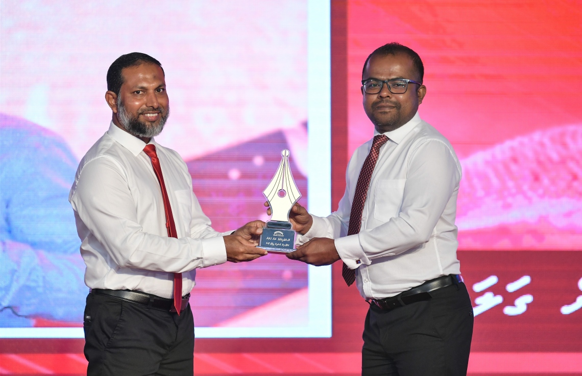 މާލެ: ޑިސެމްބަރު 11، 2018: ރާއްޖޭގެ ނޫސްވެރިކަމަށް 75 އަހަރު ފުރުމުގެ އަލިމަސްޔޫބީލް ފާހަގަ ކުރުމަށާއި ނޫސްވެރިކަމުގެ މިދިޔަ އަހަރުގެ އިނާމުތައް ދިނުމަށް މޯލްޑިވްސް މީޑިއާ ކައުންސިލާއި ހޯމް މިނިސްޓްރީ ގުޅިގެން ބޭއްވި ޖަލްސާގައި ނޫސްވެރިކަމުގެ ރަން ގަލަން ހާސިލްކުރެއްވި، "ރާއްޖެ ޓީވީގެ ކުރީގެ ސީއޯއޯ ހުސެން ފިޔާޒު މޫސާއަށް ހޯމް މިނިސްޓަރު ޝޭހް އިމްރާން އެވޯޑު ދެއްވަނީ.---ފޮޓޯ: އަހުމަދު ނިޝާތު/މިހާރު