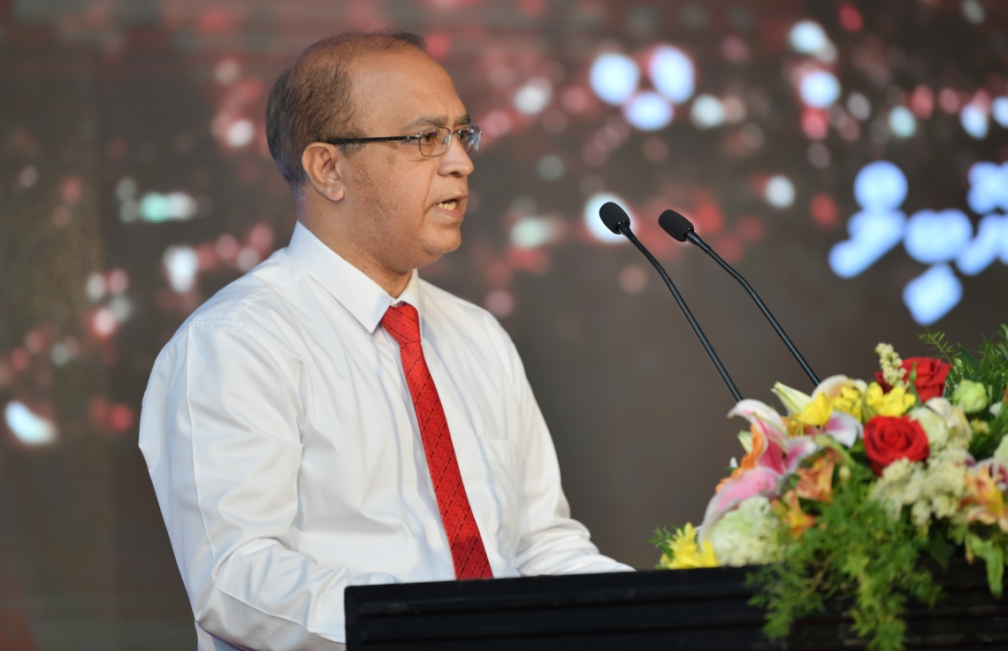 މާލެ: ޑިސެމްބަރު 11، 2018: ރާއްޖޭގެ ނޫސްވެރިކަމަށް 75 އަހަރު ފުރުމުގެ އަލިމަސްޔޫބީލް ފާހަގަ ކުރުމަށާއި ނޫސްވެރިކަމުގެ މިދިޔަ އަހަރުގެ އިނާމުތައް ދިނުމަށް މޯލްޑިވްސް މީޑިއާ ކައުންސިލާއި ހޯމް މިނިސްޓްރީ ގުޅިގެން ބޭއްވި ޖަލްސާގައި މީޑިޔާ ކައުންސިލްގެ ރައީސް މުއީދު ވާހަކަދައްކަވަނީ .---ފޮޓޯ: އަހުމަދު ނިޝާތު/މިހާރު