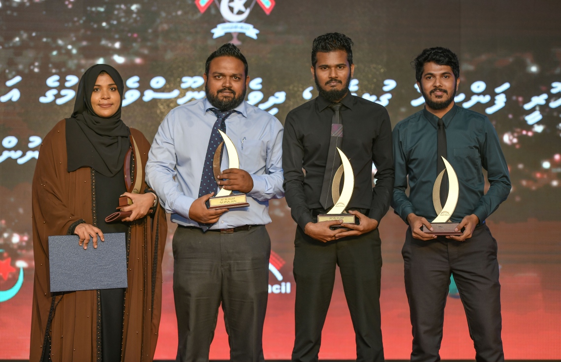 މާލެ: ޑިސެމްބަރު 11، 2018: ރާއްޖޭގެ ނޫސްވެރިކަމަށް 75 އަހަރު ފުރުމުގެ އަލިމަސްޔޫބީލް ފާހަގަ ކުރުމަށާއި ނޫސްވެރިކަމުގެ މިދިޔަ އަހަރުގެ އިނާމުތައް ދިނުމަށް މޯލްޑިވްސް މީޑިއާ ކައުންސިލާއި ހޯމް މިނިސްޓްރީ ގުޅިގެން ބޭއްވި ޖަލްސާގައި ނޫސްވެރިކަމުގެ އެވޯޑް ހާސިލްކުރި "މިހާރު"ގެ ބައެއް ނޫސްވެރިން ކަމަށްވާ (ކ-ވ) އައްޒާމް، މުއިއްޒު، ޖަމީލް އަދި ޝިފްލީން ފޮޓޯއަކަށް ހުއްޓިގެން.---ފޮޓޯ: އަހުމަދު ނިޝާތު/މިހާރު