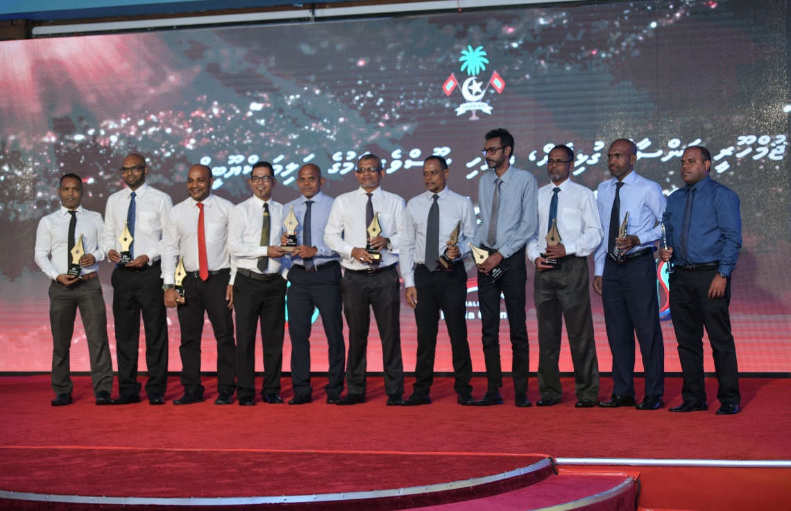 މާލެ: ޑިސެމްބަރު 11، 2018: ރާއްޖޭގެ ނޫސްވެރިކަމަށް 75 އަހަރު ފުރުމުގެ އަލިމަސްޔޫބީލް ފާހަގަ ކުރުމަށާއި ނޫސްވެރިކަމުގެ މިދިޔަ އަހަރުގެ އިނާމުތައް ދިނުމަށް މޯލްޑިވްސް މީޑިއާ ކައުންސިލާއި ހޯމް މިނިސްޓްރީ ގުޅިގެން ބޭއްވި ޖަލްސާގައި ނޫސްވެރިކަމުގެ ރަން ގަލަން މިރޭ ހާސިލް ކުރި ބައެއް ނޫސްވެރިން ފޮޓޯއަކަށް އެތުރިގެން.---ފޮޓޯ: އަހުމަދު ނިޝާތު/މިހާރު