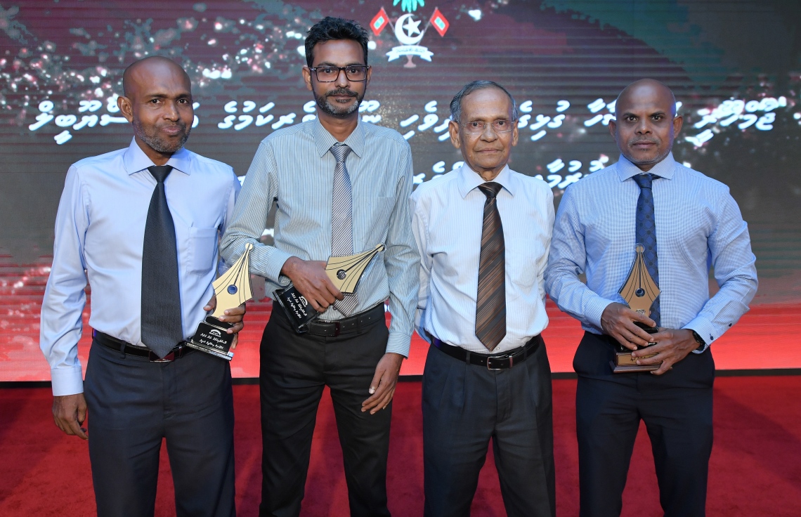 މާލެ: ޑިސެމްބަރު 11، 2018: ރާއްޖޭގެ ނޫސްވެރިކަމަށް 75 އަހަރު ފުރުމުގެ އަލިމަސްޔޫބީލް ފާހަގަ ކުރުމަށާއި ނޫސްވެރިކަމުގެ މިދިޔަ އަހަރުގެ އިނާމުތައް ދިނުމަށް މޯލްޑިވްސް މީޑިއާ ކައުންސިލާއި ހޯމް މިނިސްޓްރީ ގުޅިގެން ބޭއްވި ޖަލްސާގައި ނޫސްވެރިކަމުގެ ޝަރަފުގެ އަލިމަސް ގަލަން ހާސިލްކުރެއްވި (ކ2) ޑރ. މުހައްމަދު ޒާހިރު ހުސައިން އާއެކު ރަން ގަލަން ހާސިލްކުރެއްވި ބައެއް ނޫސްވެރިން ކަމަށްވާ (ކ-ވ) މިހާރު ނޫހުގެ އެޑިޓަރު މޫސާ ލަތީފު، "މިހާރު"ގެ މެނޭޖިން އެޑިޓަރު އަދި "ދޯ" މަޖައްލާގެ އެޑިޓަރު އިސްމާއީލް ނަސީރު އަދޮ ސީއެންއެމްގެ އެޑިޓަރު އިސްމާއީލް ރަޝީދު ފޮޓޯއަކަށް ހުއްޓިގެން.---ފޮޓޯ: އަހުމަދު ނިޝާތު/މިހާރު