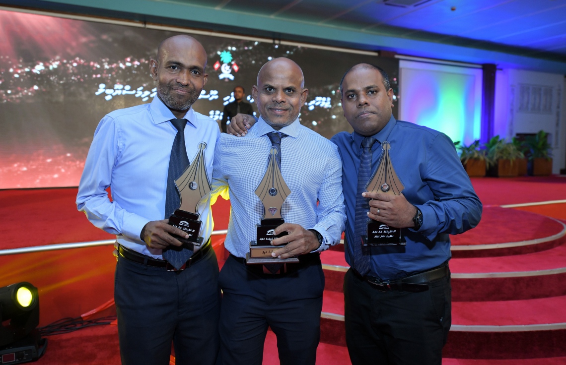 މާލެ: ޑިސެމްބަރު 11، 2018: ރާއްޖޭގެ ނޫސްވެރިކަމަށް 75 އަހަރު ފުރުމުގެ އަލިމަސްޔޫބީލް ފާހަގަ ކުރުމަށާއި ނޫސްވެރިކަމުގެ މިދިޔަ އަހަރުގެ އިނާމުތައް ދިނުމަށް މޯލްޑިވްސް މީޑިއާ ކައުންސިލާއި ހޯމް މިނިސްޓްރީ ގުޅިގެން ބޭއްވި ޖަލްސާގައި ނޫސްވެރިކަމުގެ ރަންގަލަން ހާސިލްކުރި 3 ނޫސްވެރިން ކަމަށްވާ (ކ-ވ) "މިހާރު' ނޫހުގެ އެޑިޓަރު މޫސާ ލަތީފް އަހުމަދު ހަމްދޫން އަދި ސީއެންއެމްގެ އިސްމާއިލް ރަޝީދު ފޮޓޯއަކަށް ހުއްޓިގެން.---ފޮޓޯ: އަހުމަދު ނިޝާތު/މިހާރު