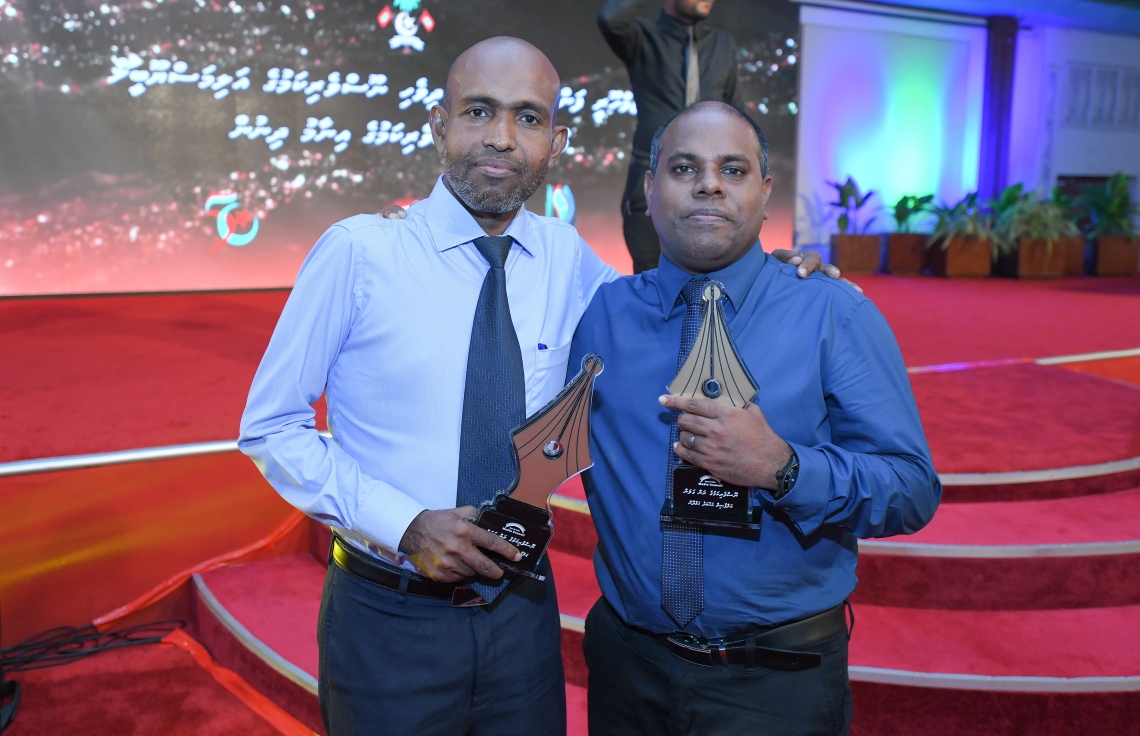 މާލެ: ޑިސެމްބަރު 11، 2018: ރާއްޖޭގެ ނޫސްވެރިކަމަށް 75 އަހަރު ފުރުމުގެ އަލިމަސްޔޫބީލް ފާހަގަ ކުރުމަށާއި ނޫސްވެރިކަމުގެ މިދިޔަ އަހަރުގެ އިނާމުތައް ދިނުމަށް މޯލްޑިވްސް މީޑިއާ ކައުންސިލާއި ހޯމް މިނިސްޓްރީ ގުޅިގެން ބޭއްވި ޖަލްސާގައި ނޫސްވެރިކަމުގެ ރަންގަލަން ހާސިލްކުރި 2 ނޫސްވެރިން ކަމަށްވާ "މިހާރު' ނޫހުގެ އެޑިޓަރު އަހުމަދު ހަމްދޫން އަދި ސީއެންއެމްގެ އިސްމާއިލް ރަޝީދު ފޮޓޯއަކަށް ހުއްޓިގެން.---ފޮޓޯ: އަހުމަދު ނިޝާތު/މިހާރު