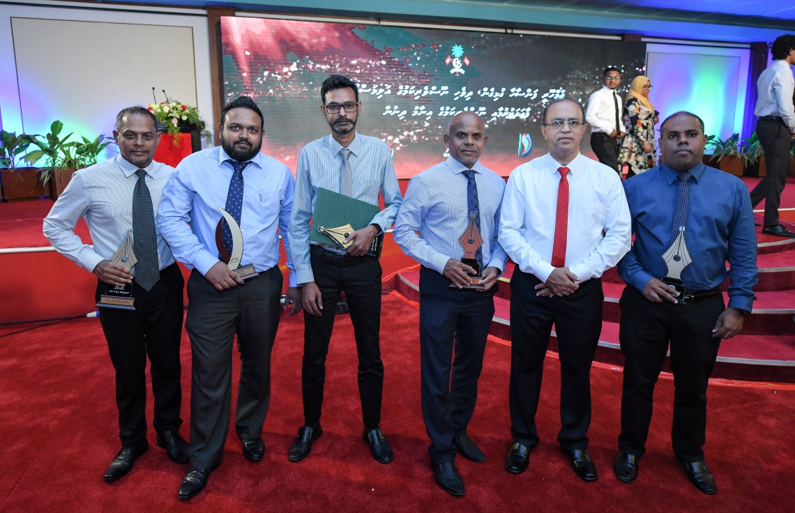 މާލެ: ޑިސެމްބަރު 11، 2018: ރާއްޖޭގެ ނޫސްވެރިކަމަށް 75 އަހަރު ފުރުމުގެ އަލިމަސްޔޫބީލް ފާހަގަ ކުރުމަށާއި ނޫސްވެރިކަމުގެ މިދިޔަ އަހަރުގެ އިނާމުތައް ދިނުމަށް މޯލްޑިވްސް މީޑިއާ ކައުންސިލާއި ހޯމް މިނިސްޓްރީ ގުޅިގެން ބޭއްވި ޖަލްސާގައި މީޑިޔާ ކައުންސިލްގެ ރައީސް މުއީދު އާއެކު އެވޯޑު ހާސިލްކުރި ބައެއް ނޫސްވެރިން ފޮޓޯއަކަށް ހުއްޓިގެން.---ފޮޓޯ: އަހުމަދު ނިޝާތު/މިހާރު