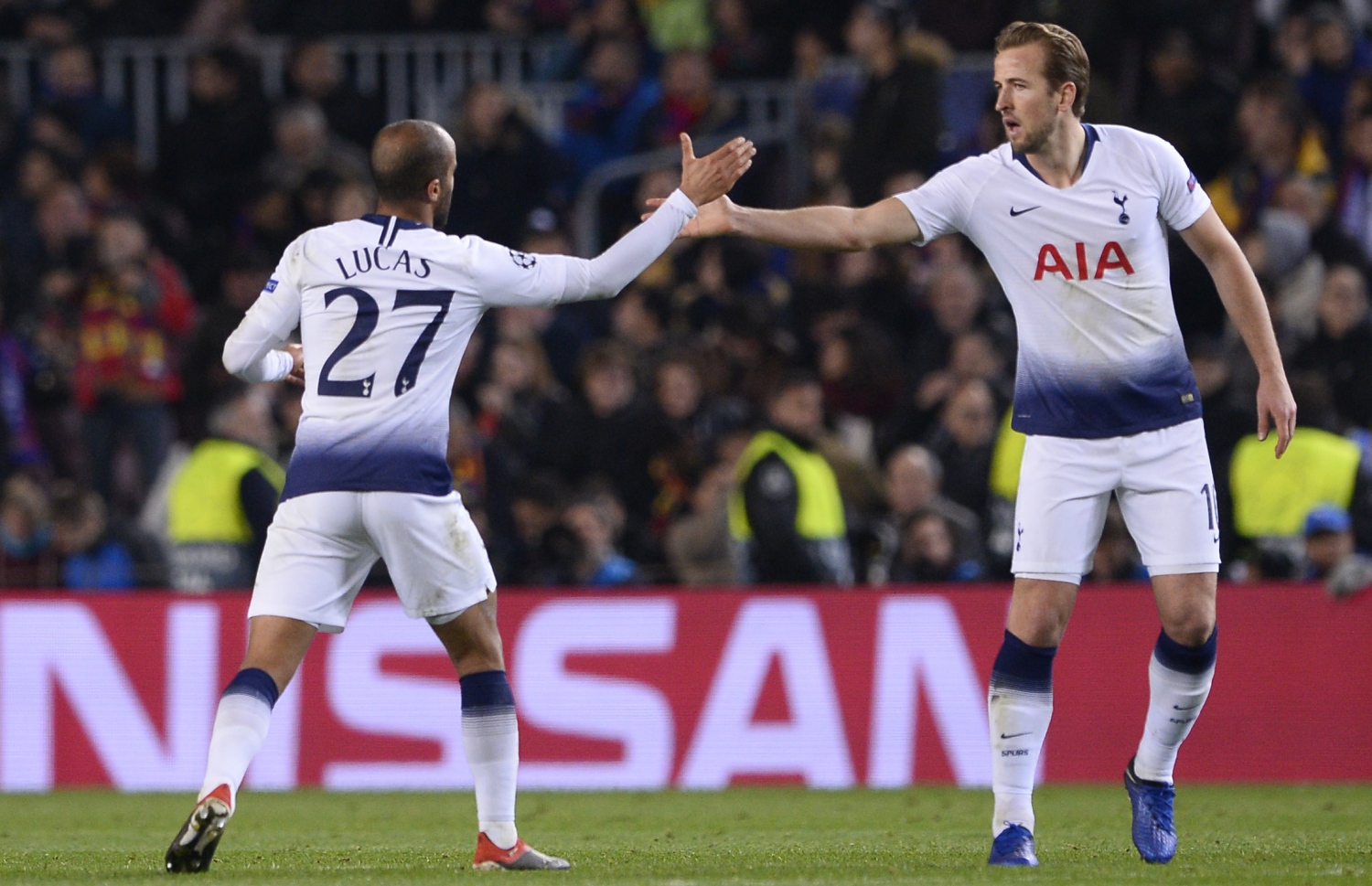 ޓޮޓެންހަމްގެ ކޭން (ކ) އާއި ލޫކަސް މޯރާ އުފާފާޅުކުރަނީ. -- ފޮޓޯ: އޭއެފްޕީ