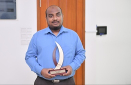 Ahmed Saail Ali (Mihaaru) with the Journalism Award for Social Category. He beat out Aminath Shifleen (Mihaaru) and Moosaa Rasheed (Avas) / PHOTO: MIHAARU