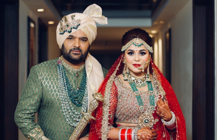 ކަޕިލް އަލަތު އަނބިމީހާ ގިއްނީއާ އާ އެކު ކައިވެނީގެ ހެދުމުގައި.