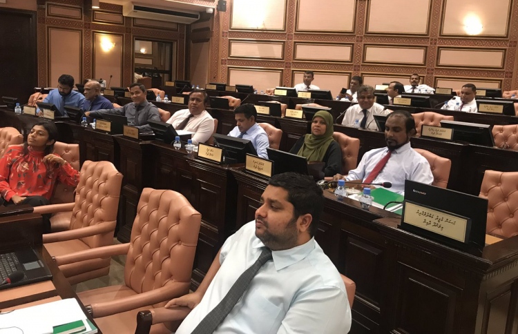 މުހިއްމު ބިލްތަކަށް ވޯޓަށް ނާހައި މެމްބަރުން ޗުއްޓީއަށް