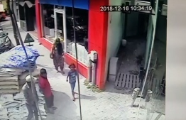 ބޮލަށް ސިމެންތި ބަސްތާ ވެއްޓުނު ވީޑިއޯ އާއްމުކޮށްފި