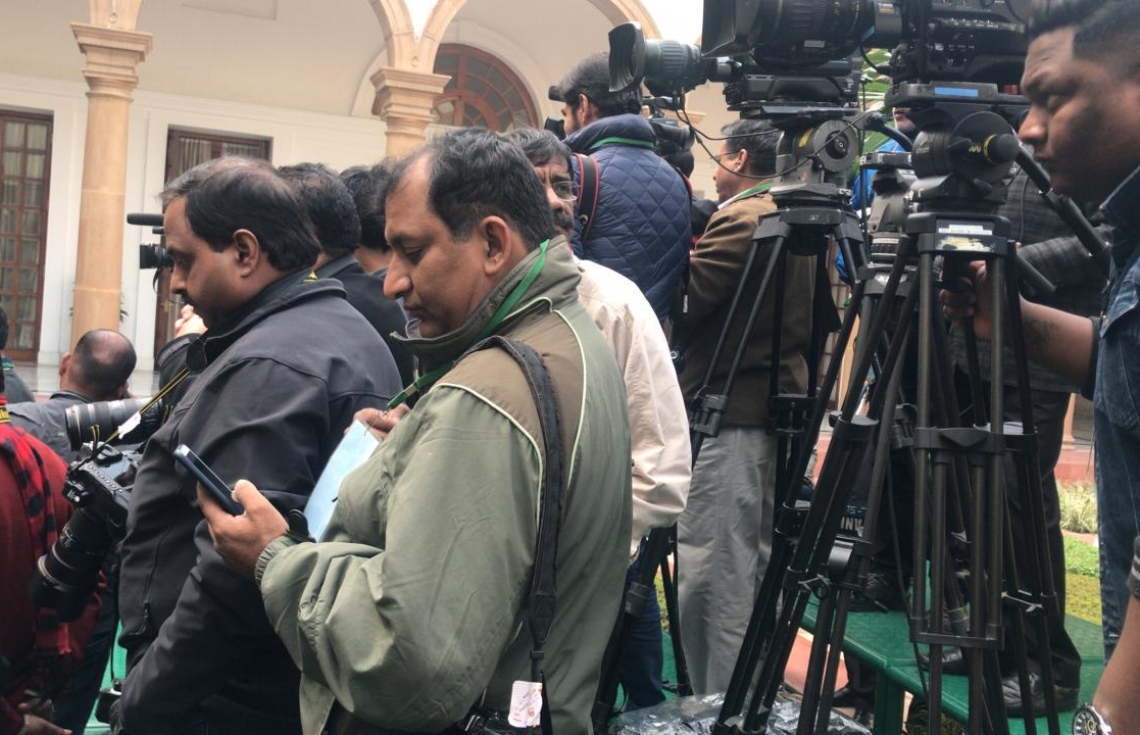 އިންޑިއާ: ޑިސެމްބަރު 17، 2018: ރާއްޖޭގެ ރައީސް އިބްރާހިމް މުހައްމަދު ސޯލިހާއި އެމަނިކުފާނުގެ އަނބިކަނބަލުން ފަޒްނާ އަހުމަދަށް އިންޑިއާއިން ރަސްމީކޮށް މަރުހަބާ ދެންނެވުމަށް ބޭއްވި ރަސްމިއްޔާތުގައި އެކި ގައުމުތަކުގެ ނޫސްވެރިން ބައިވެރިވަނީ.-- ފޮޓޯ: އަހުމަދު ހަމްދޫން /މިހާރު