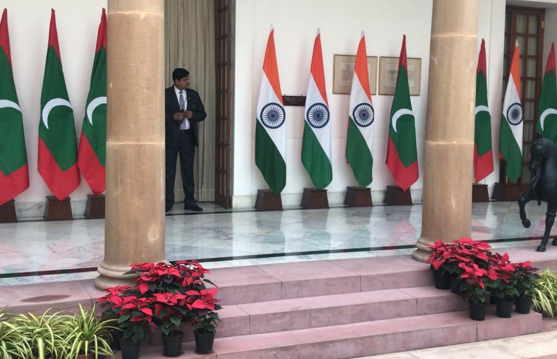 އިންޑިއާ: ޑިސެމްބަރު 17، 2018: ރާއްޖޭގެ ރައީސް އިބްރާހިމް މުހައްމަދު ސޯލިހާއި އެމަނިކުފާނުގެ އަނބިކަނބަލުން ފަޒްނާ އަހުމަދަށް އިންޑިއާއިން ރަސްމީކޮށް މަރުހަބާ ދެންނެވުމަށް ދިވެހި ދިދައާއި އިންޑިއާ ދިދައިން ޒީނަތްތެރި ކޮށްފައި.-- ފޮޓޯ: އަހުމަދު ހަމްދޫން /މިހާރު