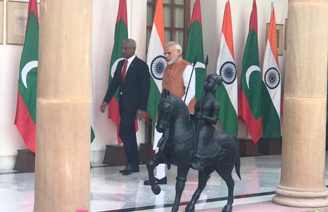 އިންޑިއާ: ޑިސެމްބަރު 17، 2018: ރާއްޖޭގެ ރައީސް އިބްރާހިމް މުހައްމަދު ސޯލިހާއި އެމަނިކުފާނުގެ އަނބިކަނބަލުން ފަޒްނާ އަހުމަދަށް އިންޑިއާއިން ރަސްމީކޮށް މަރުހަބާ ދެންނެވުމަށް ބޭއްވި ރަސްމިޔާތަށް ފަހު،  އިންޑިއާގެ ބޮޑުވަޒީރު ނަރެންދްރަ މޯދީ އާއެކު ވަޑައިގަންނަވަނީ.-- ފޮޓޯ: އަހުމަދު ހަމްދޫން /މިހާރު