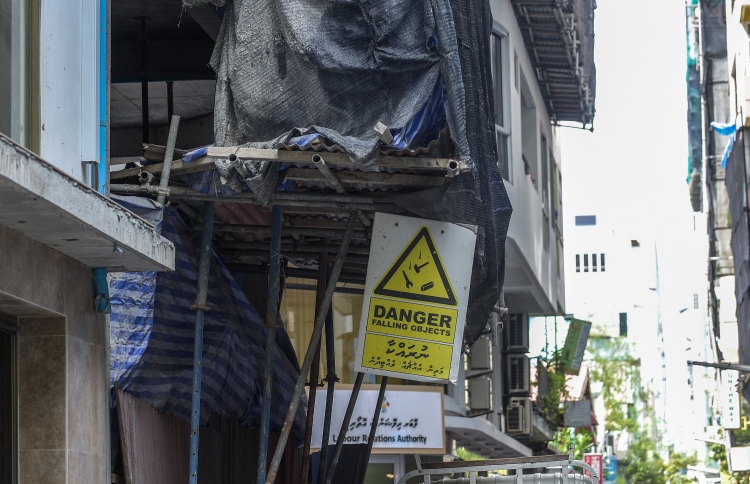 އިމާރާތެއްގެ ދެވަނަ ބުރިން ބިދޭސީއަކު ވެއްޓިއްޖެ