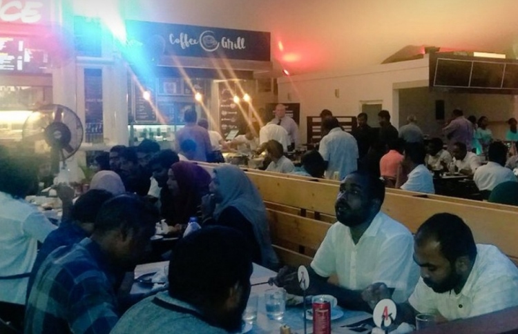 ފުޑް ކޯޓުގައި ދުންފަތާ ދެކޮޅު ބޮޑެތި ބޯޑުތަކެއް