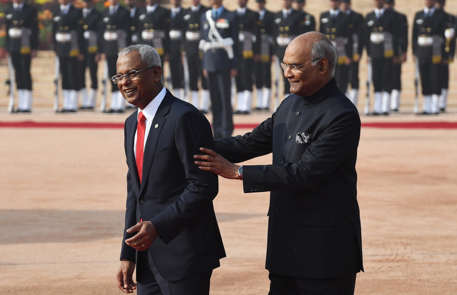 ރާއްޖޭގެ ރައީސް އިބްރާހިމް މުހައްމަދު ސޯލިހަށް އިންޑިއާ އިން ރަސްމީކޮށް މަރުހަބާ ދެންނެވުމަށް، ރިޔާސީ ގަނޑުވަރު ރާސްތްރަޕަވަތީ ބަވަންގައި ބޭއްވި ރަސްމިއްޔާތުގައި އެ ގައުމުގެ ރައީސްއާ އެކު.---ފޮޓޯ: އޭއެފްޕީ