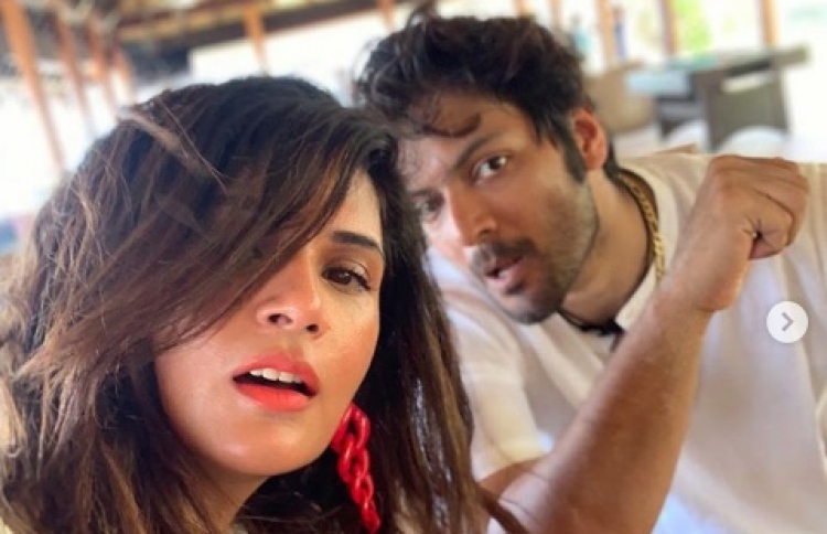 އަލީ އާއި ރިޗާ ފުށިފަރު ރިސޯޓްގައި ނަގާފައިވާ ސެލްފީއެއް.