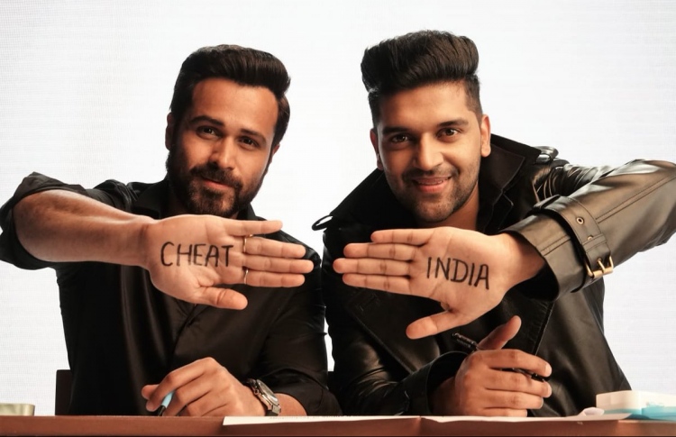 އިމްރާނާއި ގްރޫ "ޗީޓް އިންޑިއާ" ގެ ޕްރޮމޯޝަނަލް ލަވައިގެ ޝޫޓިން ތެރޭގައި.