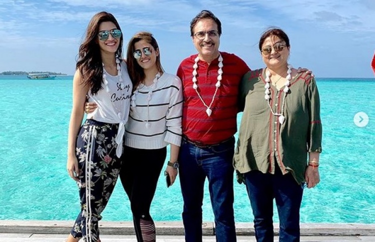 ކްރިތީ އާއިލާގެ މެމްބަރުންނާ އެކު ރާއްޖޭގައި.